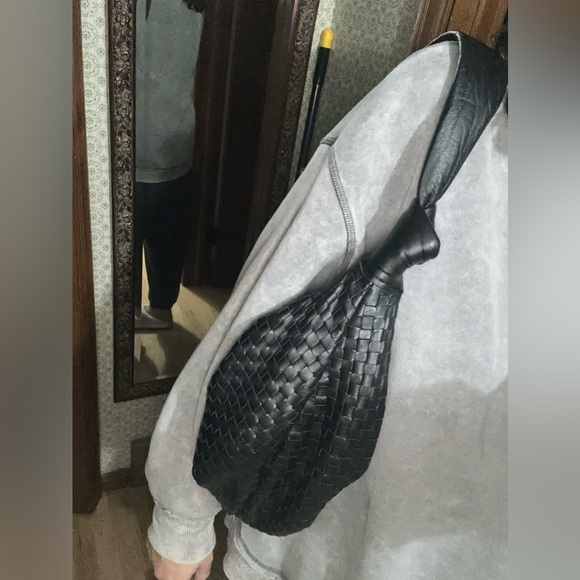 CROSS LEATHER SHOULDER BAG - Picture 10 of 10